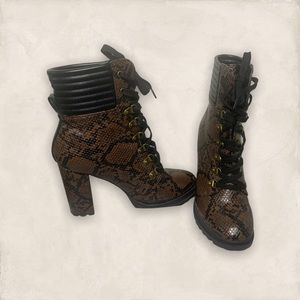 * JustFab Shandee Lace Up Snake Print bootie Sz 9